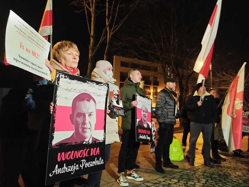 Беларусы Беластоку правялі ўжо традыцыйную акцыю салідарнасці з палітычнымі вязнямі. Польшча. 25 лістапада 2021 года.
