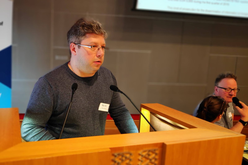 Сябра рады Беларускай асацыяцыі журналістаў Андрусь Клікуноў выступае на з'ездзе EFJ