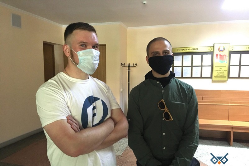 Зміцер Міцкевіч і Сяргей Кавалёў у судзе ў Горадні. Фота: Васіль Малчанаў / Belsat.eu