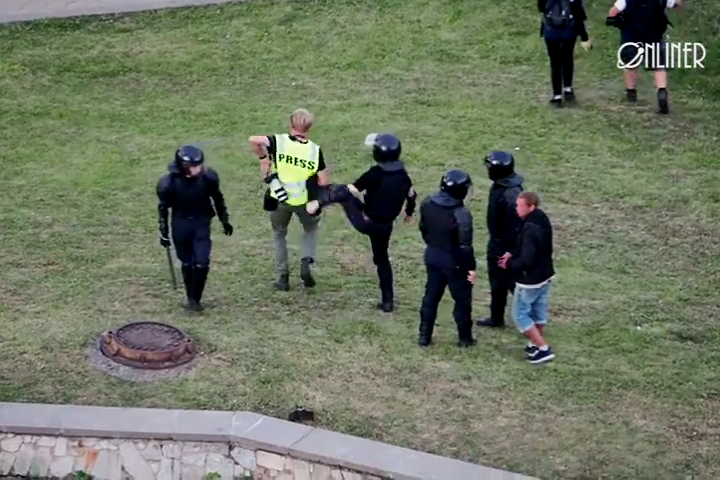 Сотрудник ОМОН наносит удар журналисту. Минск, 11 агуста. Видео инцидента https://t.me/onlinerby/14028