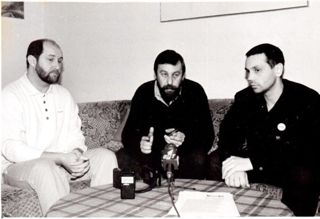 Люты 1999 года. Чальцы аргкамітэту «Хартыі’97» (злева направа) Зміцер Бандарэнка, Андрэй Саннікаў і Алег Бябенін. Фота – Юрый Дзядзінкін / «Абажур» https://baj.media/sites/default/files/event/preview/byabenin-633x432.jpg