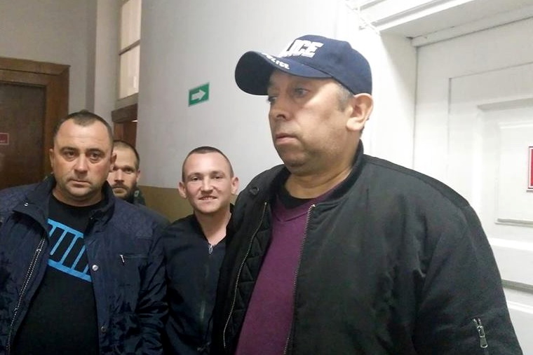 Сяргей Пятрухін (справа) у суправаджэнні людзей у цывільным https://baj.media/sites/default/files/event/preview/sud-pyatruhin.jpg