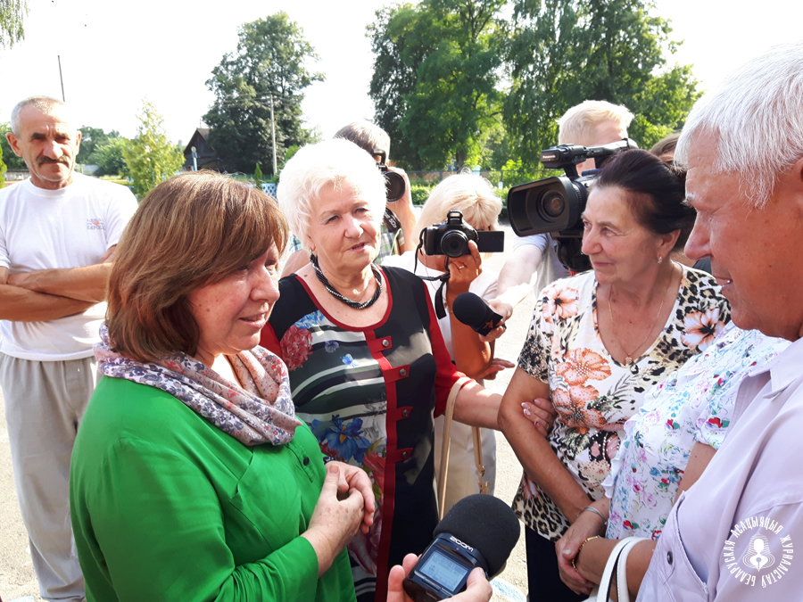 13 жніўня Святлана Алексіевіч ездзіла на сустрэчу з аднакласнікамі ў Капаткевіцкую сярэдняю школу Петрыкаўскага раёна