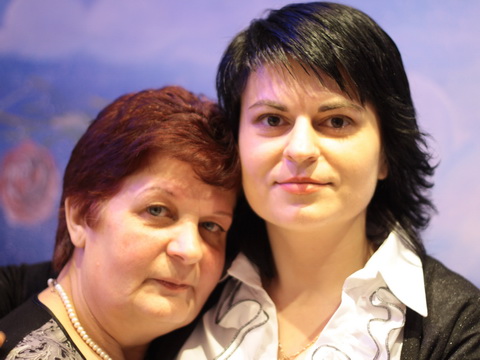 З мамай Надзеяй Максімаўнай, 2011 (фота з архіва Наталлі Радзінай)