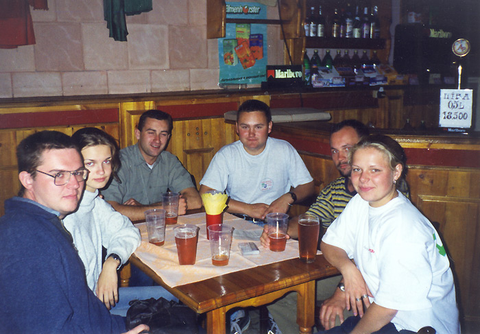 У былой кавярні “Батлейка”. Побач Аксана Пачобут У былой кавярні “Батлейка”. Побач Аксана Пачобут