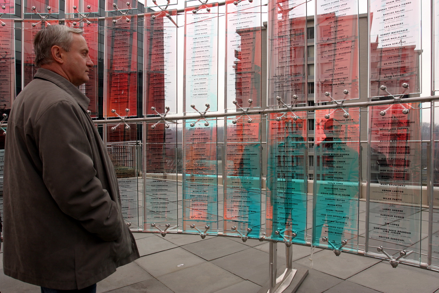 Каля мемарыялу загінулым журналістам. Арлінгтон, 2005 год