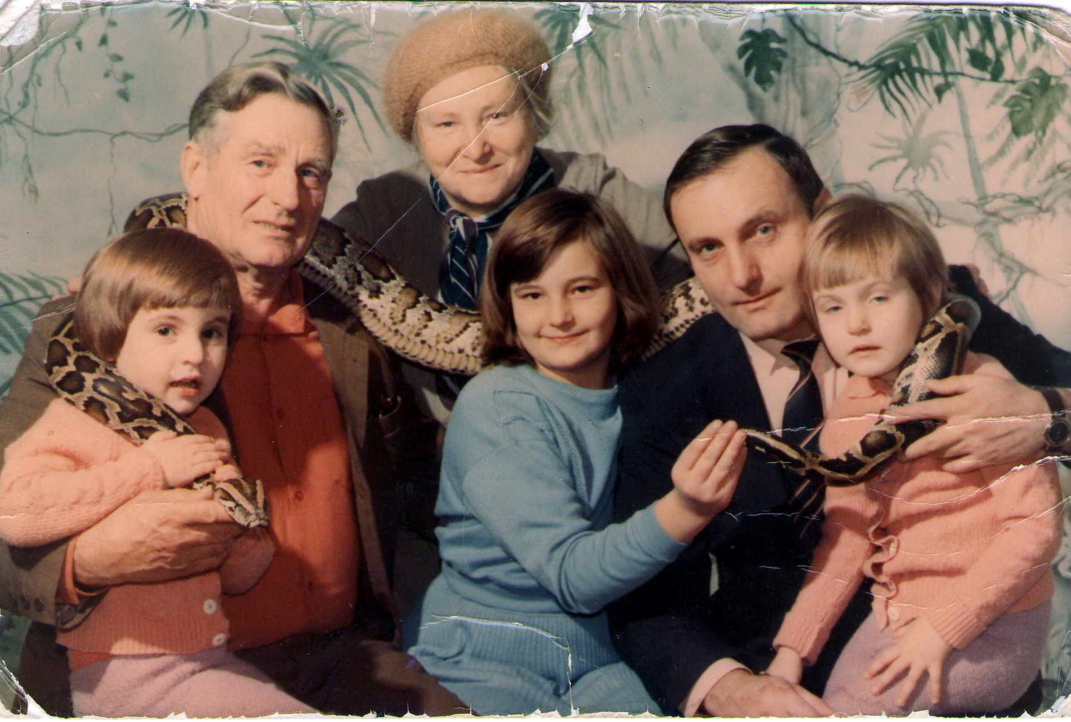 З бацькамі – Рудольфам Міхайлавічам і Елізаветай Іосіфаўнай. Дочкі злева направа: Алёна, Лізавета, Ірына. Каля 1990 года