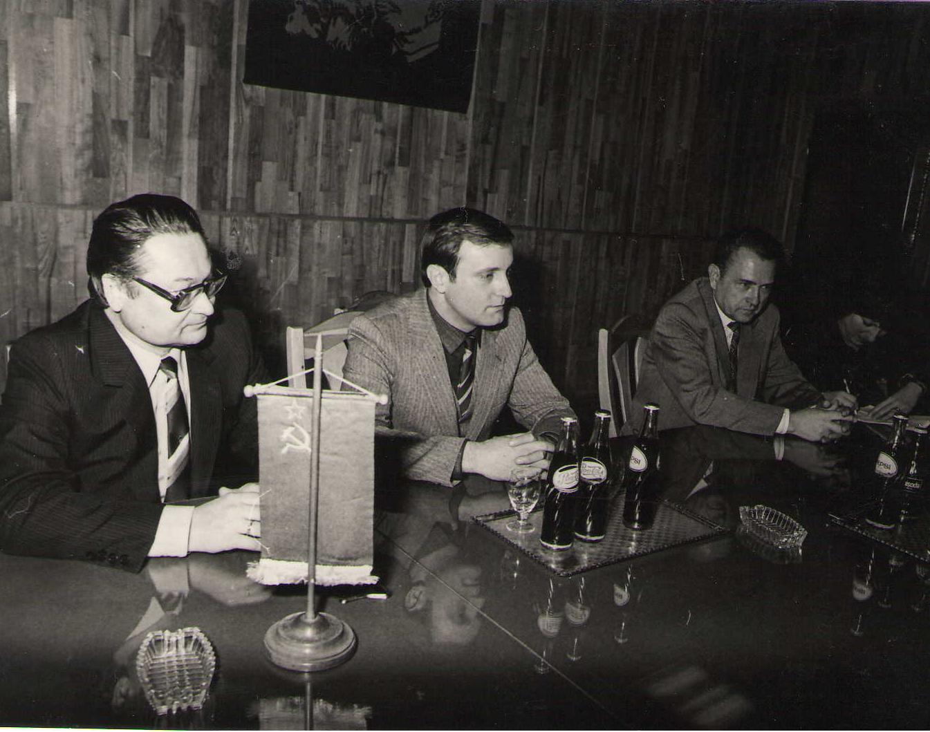 З кіраўніком Дзяржтэлерадыё Генадзем Бураўкіным (крайні злева) у Венгрыі, на афіцыйных перамовах з калегамі-тэлевізійшчыкамі. 1982 год