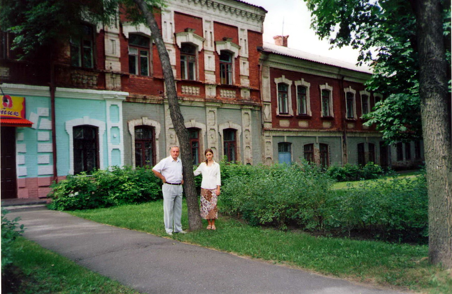 На фоне роднай школы ў Бабрукйску. З дачкой Ірынай, 2008 год