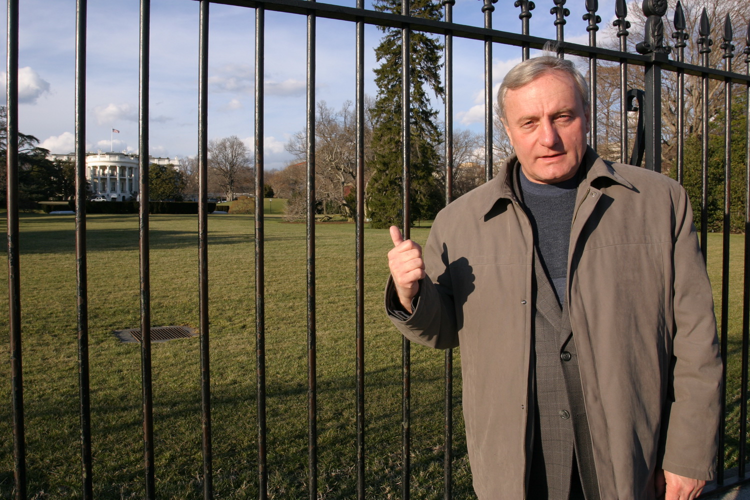 Каля Белага дому. 2005 год