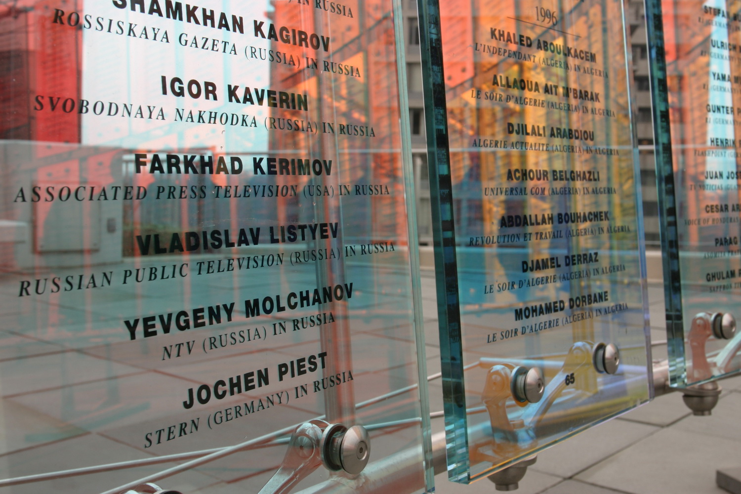 Каля мемарыялу загінулым журналістам. Арлінгтон, 2005 год