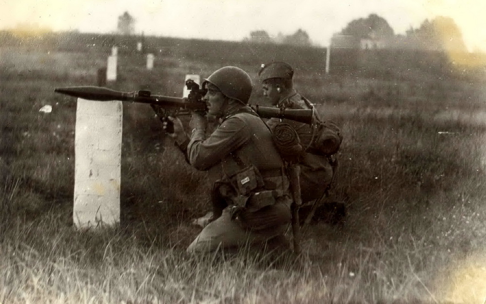 Палявы выхад Львоўскай вучэльні, курсант Тамковіч цэліць з армейскага гранатамёта РПГ-7. Каля 1985 года