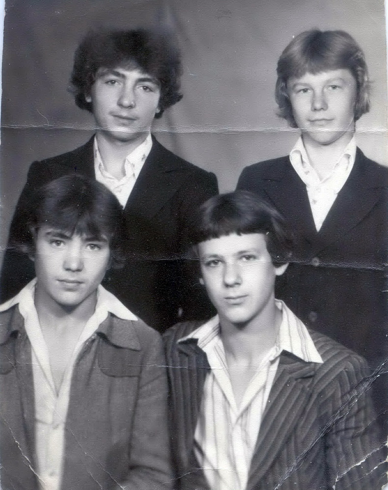 З аднакласнікамі – злева ўверсе