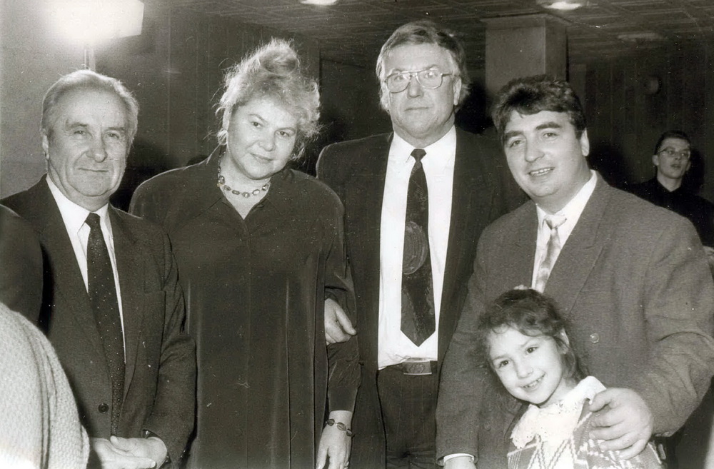 З дачкой Кацяй, Міхаілам Пташуком, ягонай жонкай і старшынём Саюза кінематаграфістаў Анатолем Красінскім. Сярэдзіна 1990-х