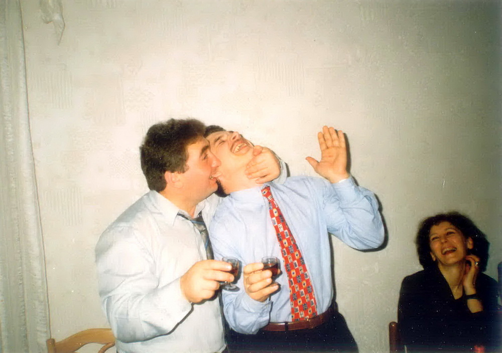 Аляксандр Тамковіч паказвае Анатолю Лябедзьку Майка Тайсана. 1990-я гады