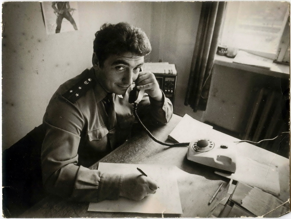 Старшы лейтэнант Тамковіч – карэспандэнт газеты “Во славу Родины”. 1990 год