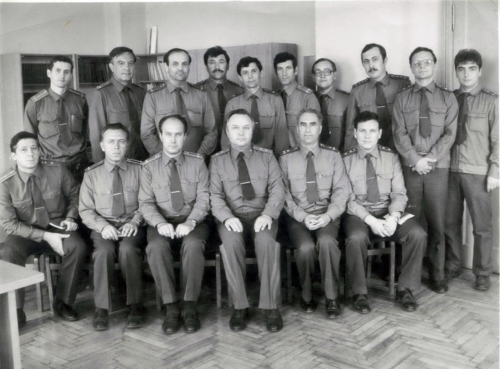 Супрацоўнікі “Во славу Родины”. Крайні справа стаіць Аляксандр Тамковіч, крайні справа сядзіць Васіль Зданюк. Канец 1980-х