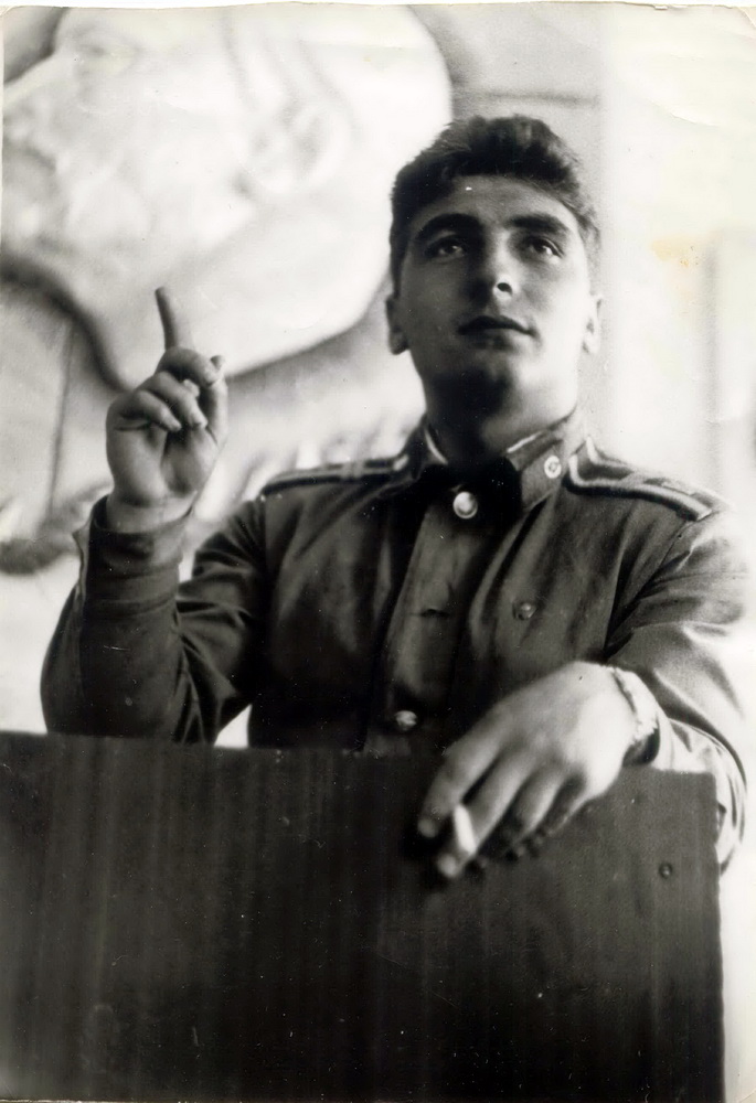 Курсант Тамковіч кпіць на трыбуне Львоўскай ваенна-палітычнай вучэльні. Каля 1984 года