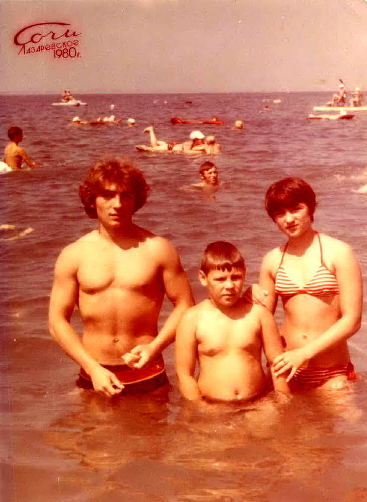 З меншым стрыечным братам Алегам і роднай сястрой Святланай. Сочы, 1980 год
