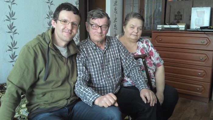 Дзяніс Івашын з бацькамі Міхаіла Жызнеўскага