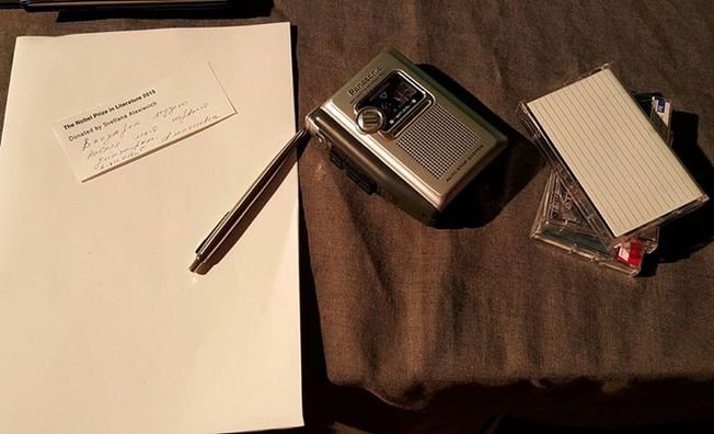 Первый диктофон нобелевского лауреата из Беларуси Светлана Алексиевич подарила Нобелевскому музею свой первый диктофон