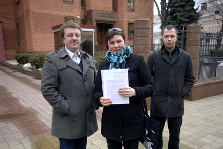 Андрей Александров и Алена Шеремет во время передачи первого обращения, фото С.Балая, TUT.BY Ананіч: У Беларусі дастаткова пляцовак для дыялогу паміж журналістамі і міліцыяй