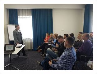 Семінар у Мінску: Андрэй Бастунец, старшыня БАЖ, і калегі. Фота: Вольфганг Грэбенхоф.