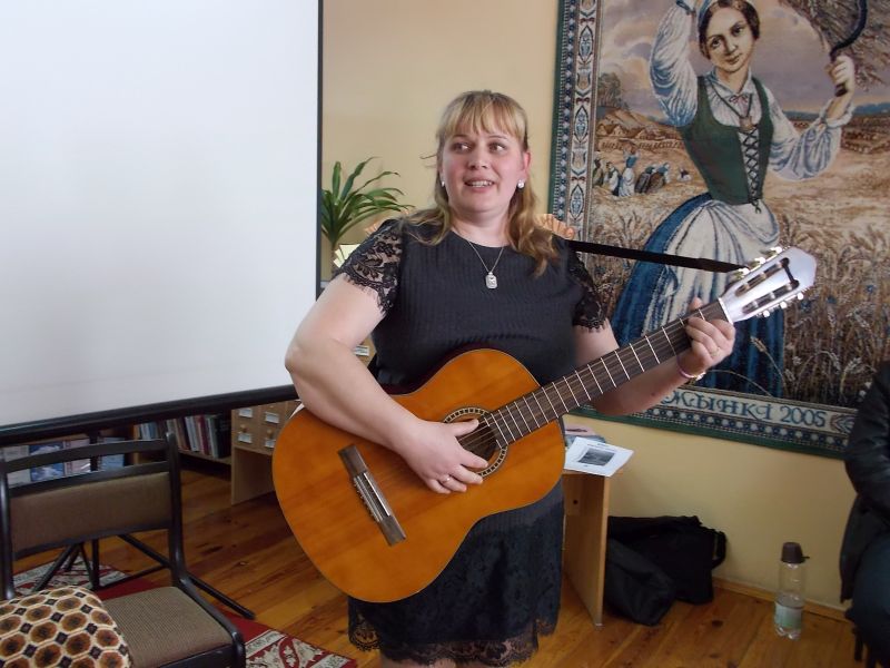 Песні на словы мужа выконвае Раіса Ільючык.