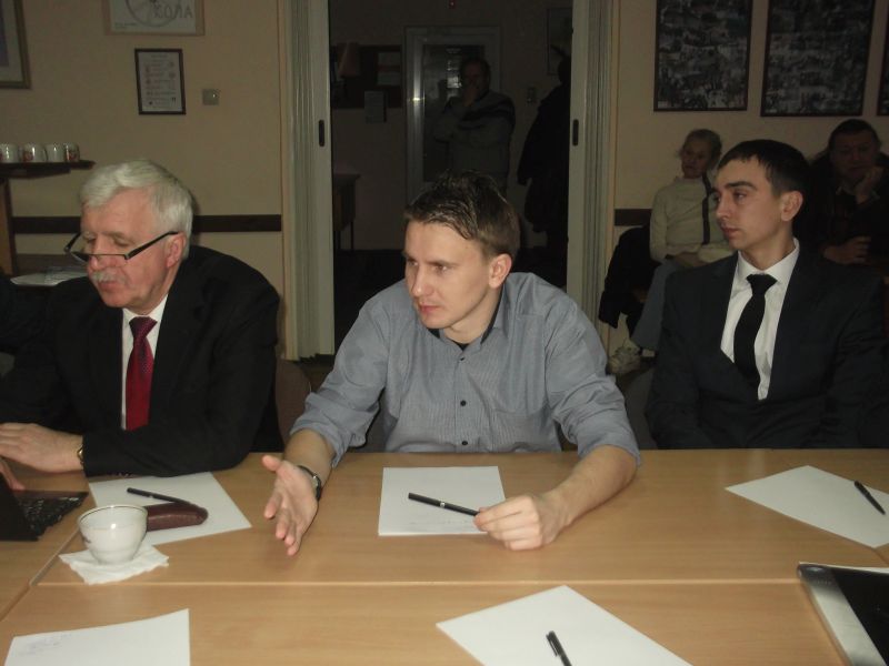 Журналіст Аляксандр Буракоў - пасярэдзіне