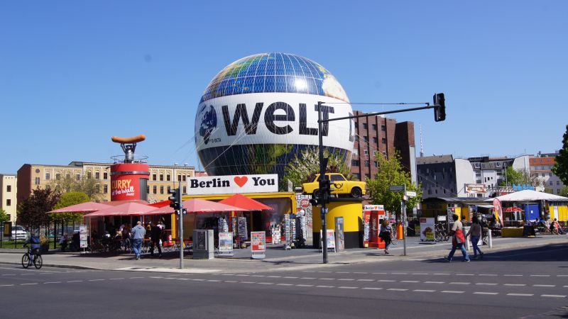 Паветраны шар з рэкламай Die Welt у адным з турыстычных асяродкаў Берліна