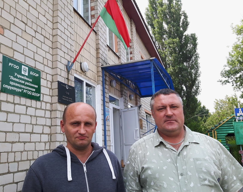 Кастусь Жукоўскі і Леанід Судаленка каля Лоеўскага раённага суда