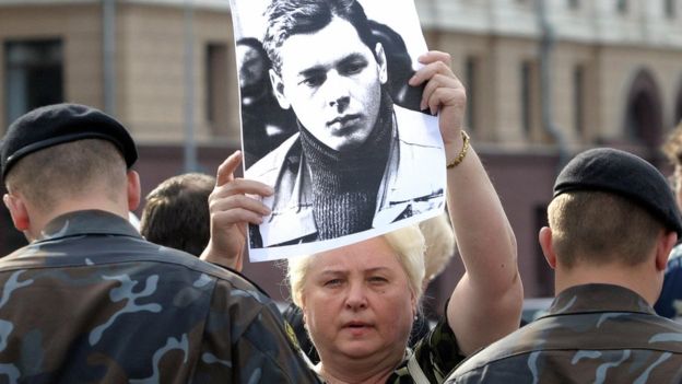 Мать Дмитрия Завадского с фотографией сына. Его тело не найдено до сих пор. Фото AFP