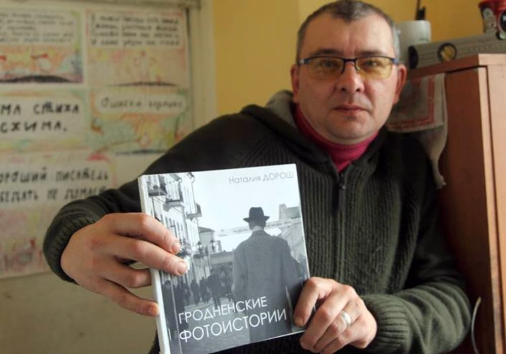 Аляксандр Рыжы з кнігай "Гродзенскія гісторыі"