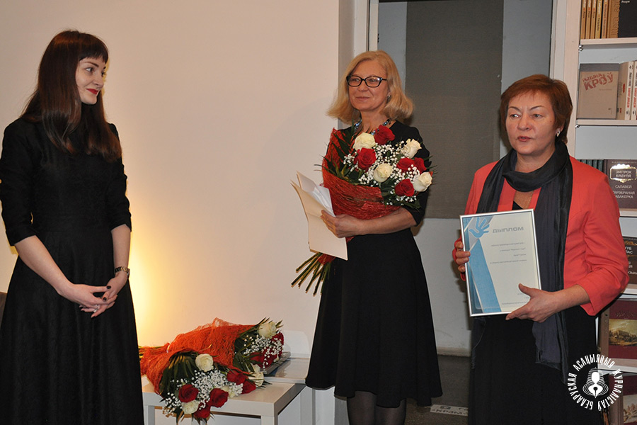 Адар'ю Гуштын віншуюць Таццяна Равяка і экс-старшыня ГА "БАЖ" Жанна Літвіна Адар'ю Гуштын віншуюць Таццяна Равяка і экс-старшыня ГА "БАЖ" Жанна Літвіна