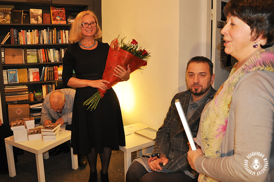 Прэмію Сяргею Драздоўскаму ўручаюць Таццяна Равяка і Людміла Гразнова Прэмію Сяргею Драздоўскаму ўручаюць Таццяна Равяка і Людміла Гразнова