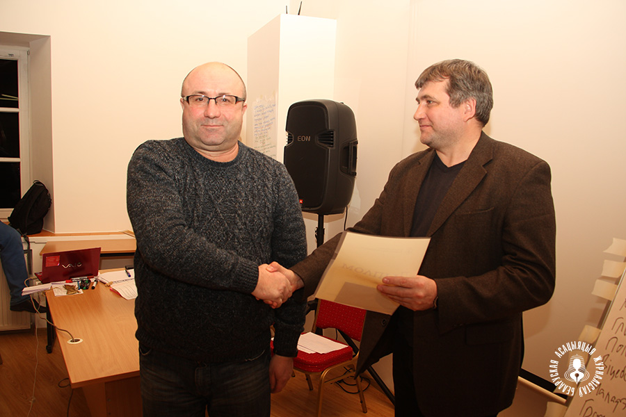 Барыс Вырвіч атрымлівае дыплом для Магілеўскай суполкі