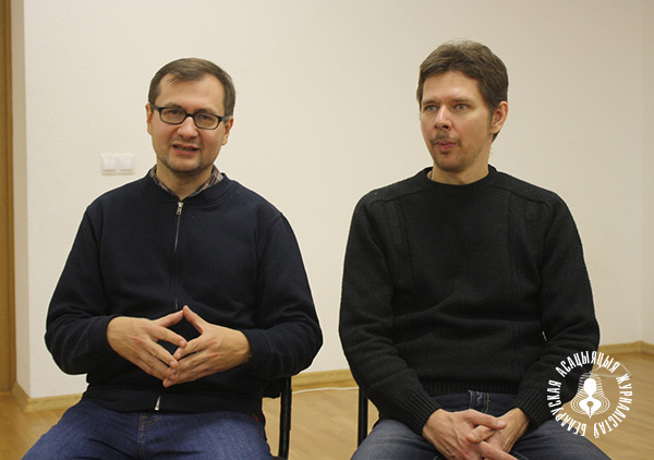 Антон Сідарэнка злева