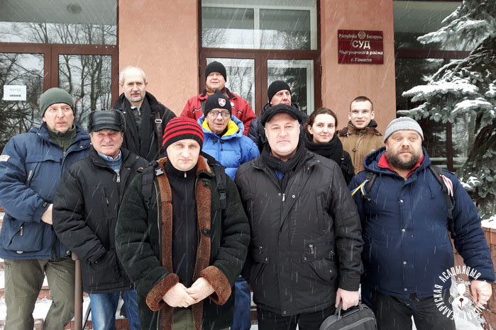 Асобы, якія прыйшлі ў суд падтрымаць журналіста