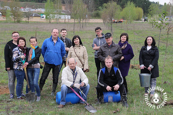 На фоне сваёй алеі. Засталося толькі памятную шыльду ўсталяваць