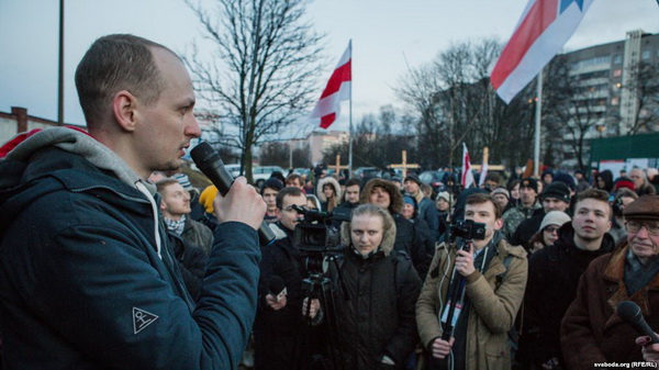 Эдуард Пальчыс выступае ў Курапатах. 3 сакавіка 2017 году