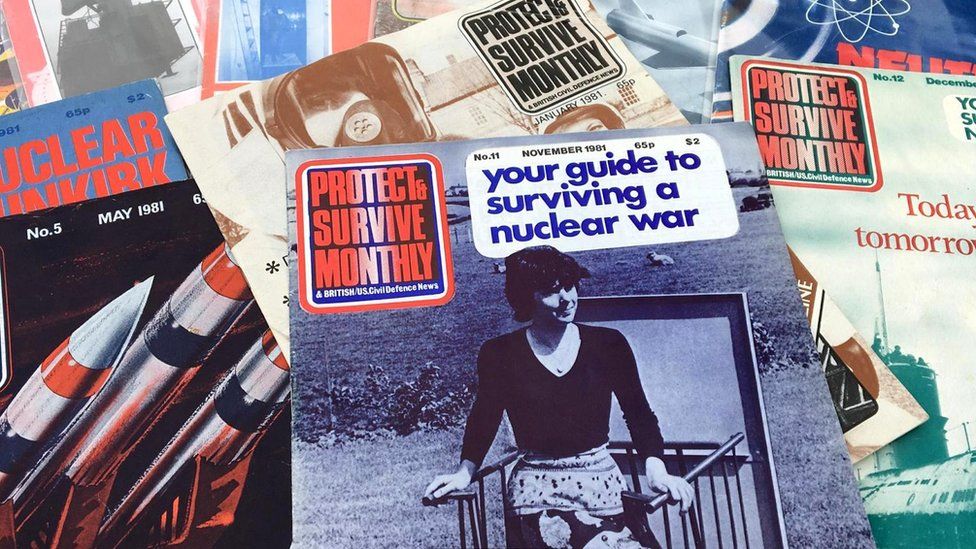 Правообладатель иллюстрации Javier Hirschfeld, одной из основных тем из номера в номер было строительство убежищ - как, впрочем, и борьба с паразитами