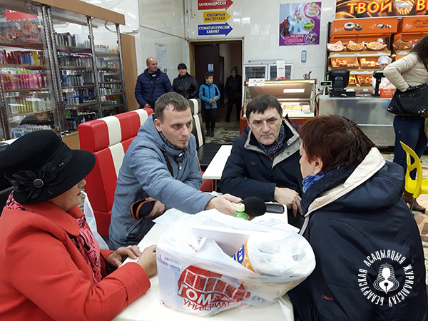 Сябры Гомельскай філіі ГА “БАЖ” падчас складання вопісу перадачы Жаляну Віё