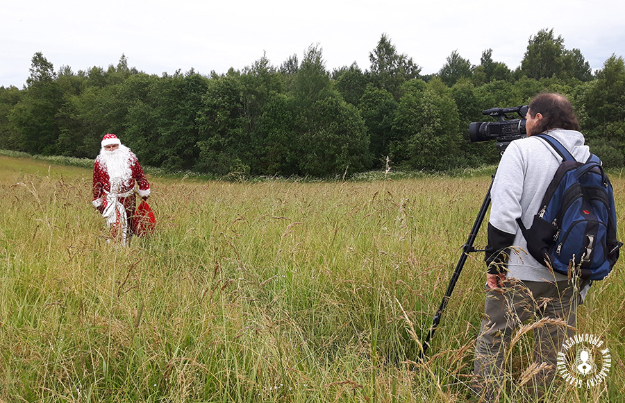 У “летнім” кадры — Дзед Мароз. Здымае Аляксандр Зянкоў У “летнім” кадры — Дзед Мароз. Здымае Аляксандр Зянкоў