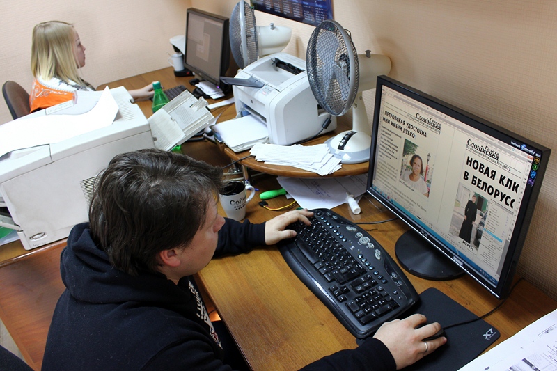 Уладзімір Качарга і Алена Дзятлава за працай у рэдакцыі, фота з архіва "ГС" Уладзімір Качарга і Алена Дзятлава за працай у рэдакцыі "ГС"