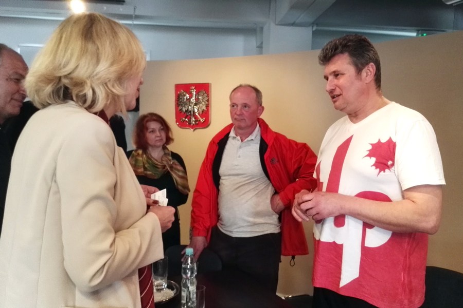 Справа — адзін з герояў фільма Сяргей Верамеенка