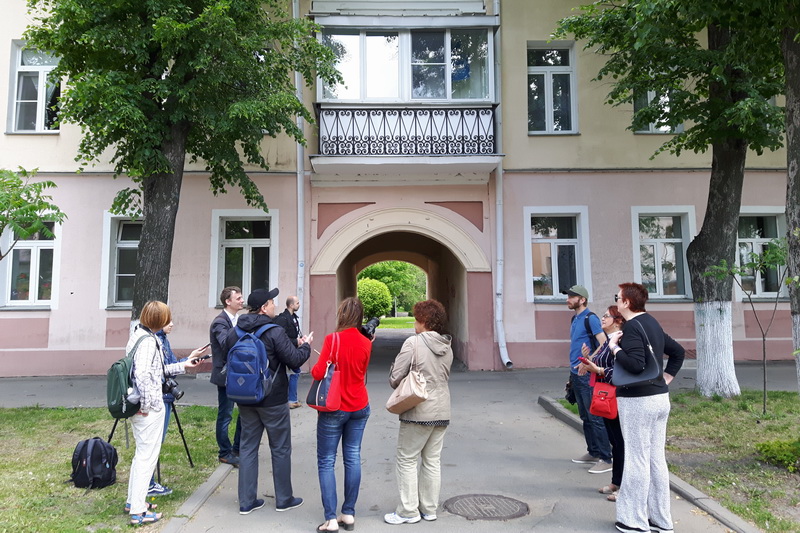 Каля былой епархіяльнай вучэльні hato0514_2a_kalia_byloha_budynku_militsyi.jpg