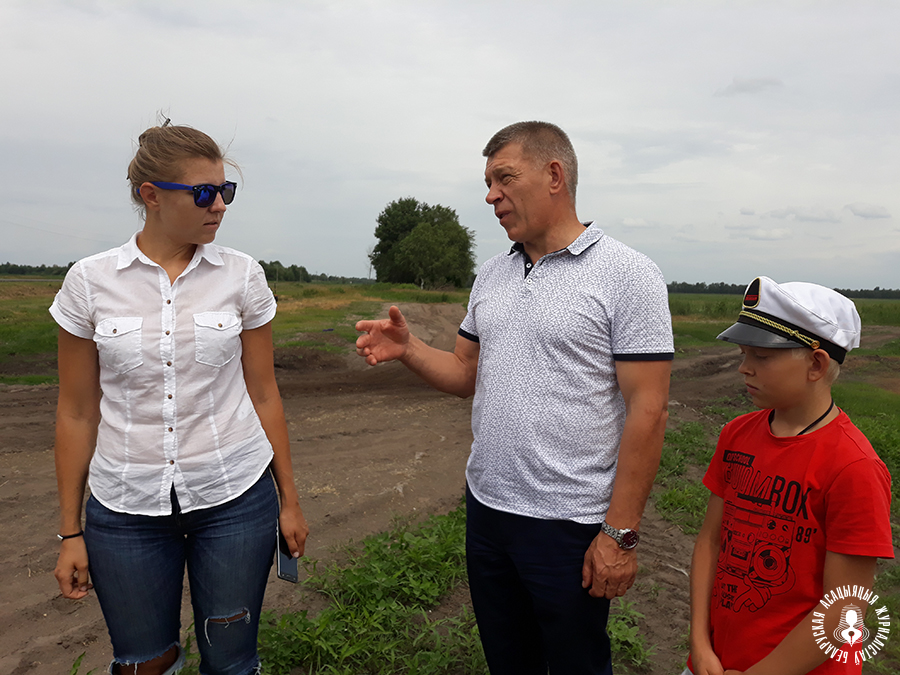 Сын Роман (справа) помогает отцу по хозяйству. В хозяйстве занято много родственников Сын Роман (справа) помогает отцу по хозяйству. В хозяйстве занято много родственников