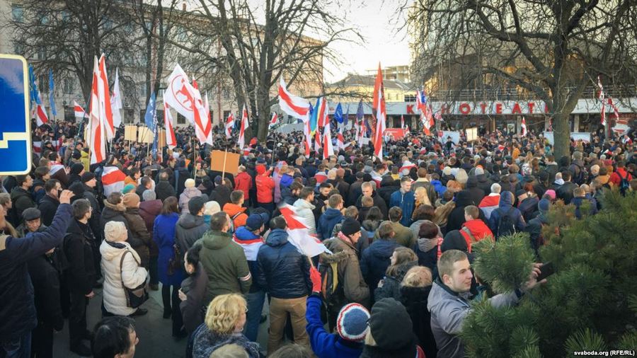 Ілюстрацыйнае фота. Мітынг апазіцыі на Дзень Волі каля кінатэатра «Кастрычнік». 2016 год Ілюстрацыйнае фота. Мітынг апазіцыі на Дзень Волі каля кінатэатра «Кастрычнік». 2016 год