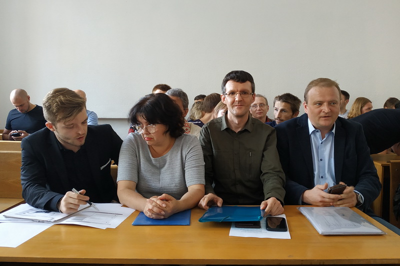 Адвокат Артем Калоша, главный редактор издания «Новы час» Оксана Колб, журналист Денис Ивашин и юрист БАЖ Олег Агеев в зале суда. Фото: Валерия Уласик/Белсат