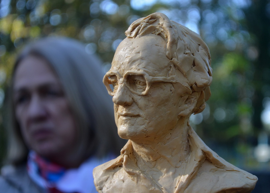 Макет бюста Алеся Адамовіча.